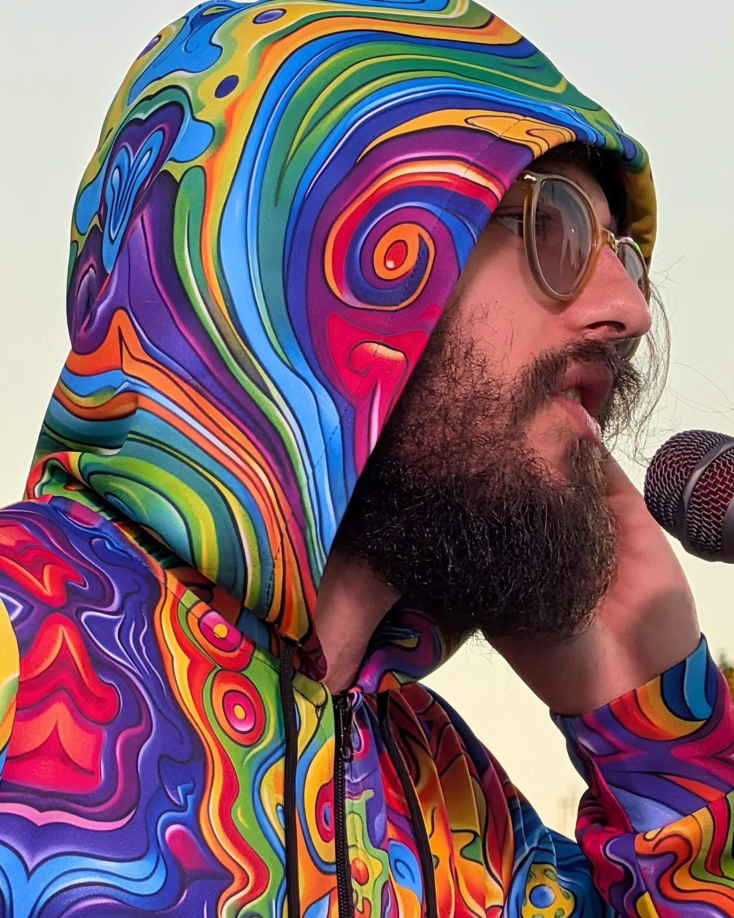 Silvestro nel Cosmo singing in the colourful suit.